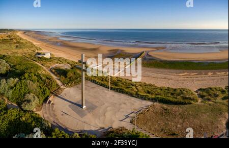 Cross of Lorraine am Juno Beach zwischen den Städten Graye-sur-Mer und Courseulles-sur-Mer (Normandie, Nordfrankreich). Das Denkmal markiert den Ort wh Stockfoto