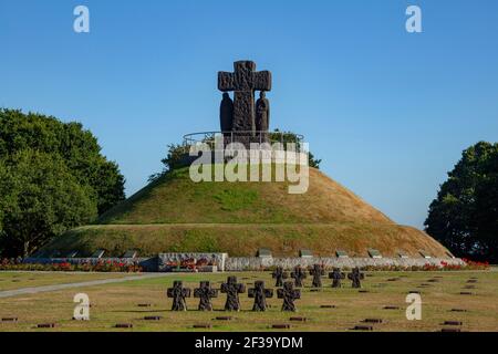 La Cambe (Normandie, Frankreich): Deutscher Soldatenfriedhof, die Häuser mehr als 21000 Stelen der deutschen Soldaten, die während der Schlacht von Keine gestorben Stockfoto
