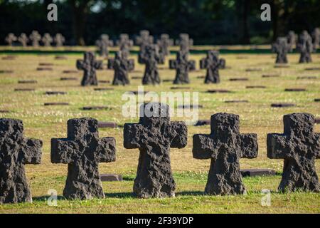 La Cambe (Normandie, Frankreich): Deutscher Soldatenfriedhof, die Häuser mehr als 21000 Stelen der deutschen Soldaten, die während der Schlacht von Keine gestorben Stockfoto