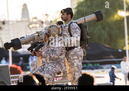 Doha, Katar - 18. Dezember 2017: Militärparade am Nationalfeiertag auf der Corniche. Stockfoto