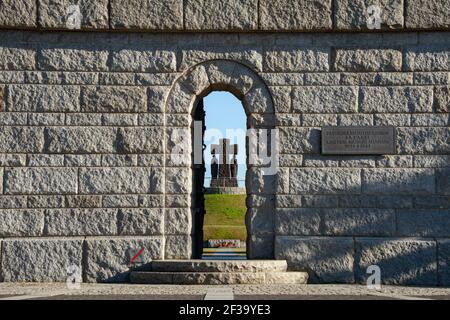 La Cambe (Normandie, Frankreich): Deutscher Soldatenfriedhof, die Häuser mehr als 21000 Stelen der deutschen Soldaten, die während der Schlacht von Keine gestorben Stockfoto