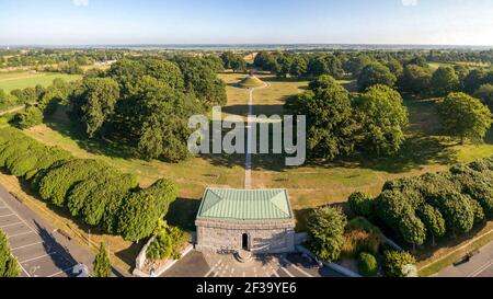 La Cambe (Normandie, Nordwestfrankreich): Luftaufnahme des deutschen Kriegsfriedhofs, auf dem mehr als 21000 Stelen deutscher Soldaten, die während des Krieges ums Leben kamen, untergebracht sind Stockfoto