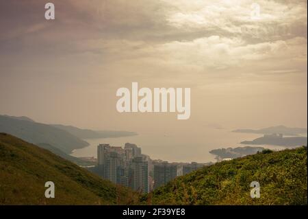 Unschöne Aussicht, Lantau Island, Hongkong. Luftaufnahme vom Silver Mine Wanderweg über die malerische Bucht mit weichem Wolkenhimmel Hintergrund Stockfoto