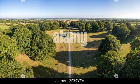 La Cambe (Normandie, Nordwestfrankreich): Luftaufnahme des deutschen Kriegsfriedhofs, auf dem mehr als 21000 Stelen deutscher Soldaten, die während des Krieges ums Leben kamen, untergebracht sind Stockfoto