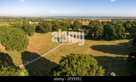 La Cambe (Normandie, Nordwestfrankreich): Luftaufnahme des deutschen Kriegsfriedhofs, auf dem mehr als 21000 Stelen deutscher Soldaten, die während des Krieges ums Leben kamen, untergebracht sind Stockfoto
