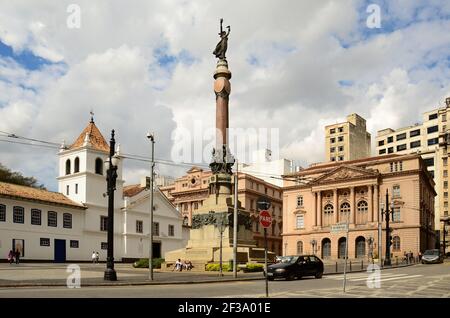 Manuel da Nobrega Platz in der historischen Innenstadt von Sao Paulo mit dem Patio do Colegio und anderen historischen Gebäuden Stockfoto