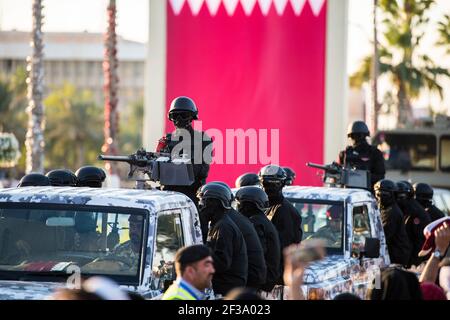 Doha, Katar - 18. Dezember 2017: Militärparade am Nationalfeiertag auf der Corniche. Stockfoto