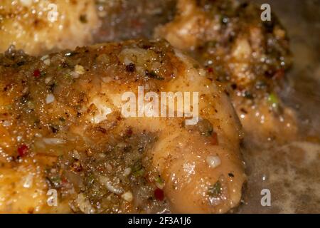 Kleine Stücke Hühnerfleisch werden mit Gewürzen geschmort. Nahaufnahme mit selektivem Fokus. Stockfoto