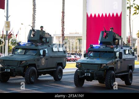 Doha, Katar - 18. Dezember 2017: Militärparade am Nationalfeiertag auf der Corniche. Stockfoto