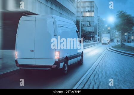 Frachtschiffwagen, der nachts durch eine Stadt fährt Stockfoto