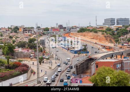 Luanda / Angola - 12/07/2020: Luftaufnahme an der Samba Straße in der Innenstadt von Luanda mit Straßen, Fahrzeugen und Gebäuden Stockfoto