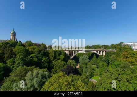 Luxemburg: Die Adolphe-Brücke über den baumreichen Petrusse-Park und die Oberstadt Luxemburg-Stadt. Stockfoto