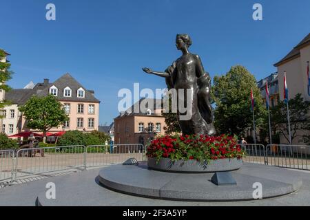 Luxemburg: Platz "Place Clairefontaine" mit der Statue von Charlotte, Großherzogin von Luxemburg, vom Bildhauer Jean Cardot, in Luxemburg-Stadt Stockfoto