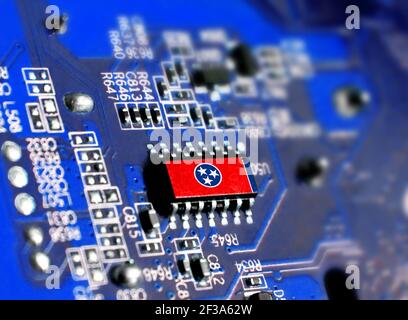 Elektronikkarte mit integriertem Mikrochip und gezeigter Flagge Staat Tennessee. Das Konzept moderner Computertechnologien. Stockfoto