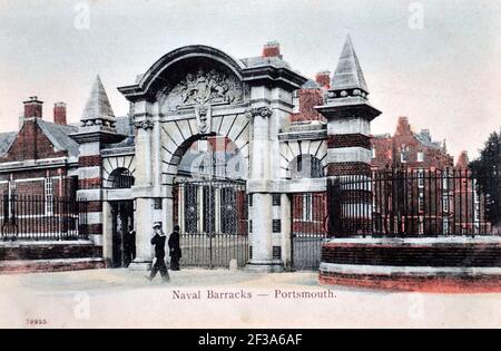 Eintritt zu den Naval Barracks Portsmouth, Hampshire, Südostengland, Großbritannien. Antike Postkarte. Heute ist der Marinestützpunkt Ihrer Majestät, Portsmouth (HMNB Portsmouth), einer von drei Einsatzbasen der Royal Navy im Vereinigten Königreich. Stockfoto