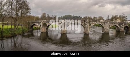 Die mittelalterliche Pontevea Brücke über den Ulla Fluss in Teo, Galizien, Spanien Stockfoto