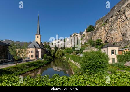 Luxemburg: Überblick über die Stadt und das ehemalige Kloster Neumünster am Ufer der Alzette in der Altstadt, Bezirk Grund, Abtei umgewandelt in Stockfoto