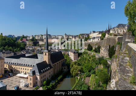 Luxemburg: Überblick über die Stadt und das ehemalige Kloster Neumünster am Ufer der Alzette in der Altstadt, Bezirk Grund, Abtei umgewandelt in Stockfoto