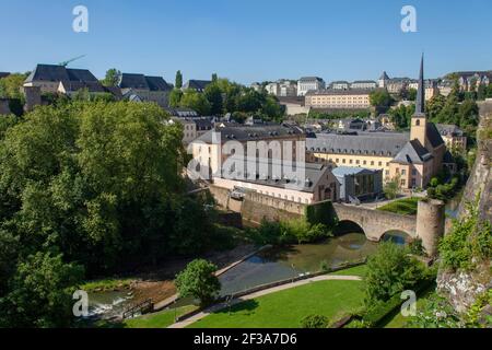 Luxemburg: Überblick über die Stadt und das ehemalige Kloster Neumünster am Ufer der Alzette in der Altstadt, Bezirk Grund, Abtei umgewandelt in Stockfoto