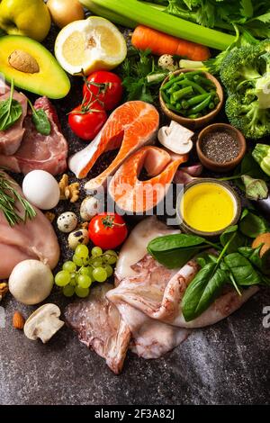 Ketogene Diät-Konzept, Zutaten für gesunde Ernährung. Verschiedene ausgewogene nützliche Komponenten gesunde kohlenhydratarme Lebensmittel. Speicherplatz kopieren. Stockfoto