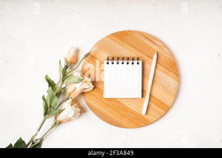 Leere weiße Karte mit Bastelpapier-Umschlag in den Händen Stockfoto