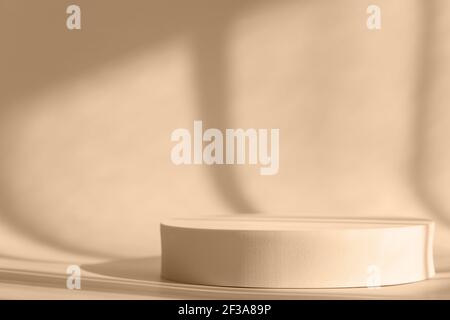 Kosmetische Produktpräsentation mit Schatten und Licht. Beigefarbener Hintergrund mit rundem Podium, Display, Mockup. Overlay-Effekt für natürlichen Schatten des Fensters ein Stockfoto