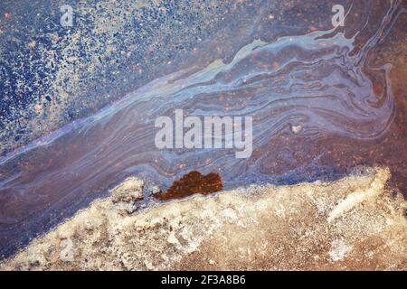 Ölteppich sieht aus wie ein Vogel auf der Asphaltstraße Hintergrund. Ölfleck auf Asphalt, Farbe Benzin Brennflecken auf Asphalt Road als Textur oder Hintergrund Stockfoto