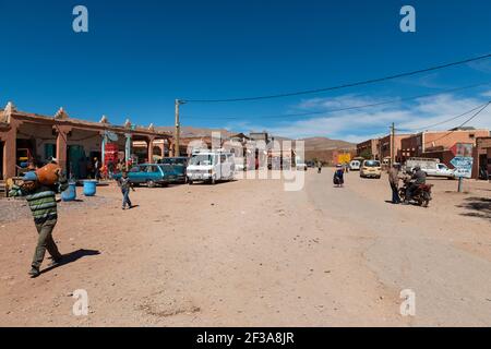 Telouet, Marokko - 14. April 2016: Straßenszene im Dorf Telouet, in der Atlasregion von Marokko, mit Menschen entlang der Hauptstraße. Stockfoto