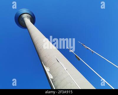 Rheinturm, Fernsehturm in Düsseldorf, Nordrhein-Westfalen, Deutschland / Rheinturm, Fernsehturm in Düsseldorf, Nordrhein-Westfalen, Deutschland Stockfoto