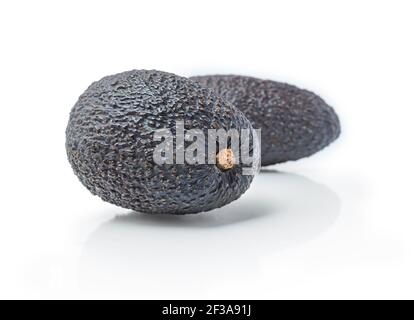 Avocado isoliert auf weißem Hintergrund. Zwei Avocados aus der Nähe Stockfoto