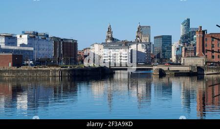 Blick auf die Liverpool Waterfront über Albert Dock, Merseyside, Nordwestengland, Großbritannien Stockfoto