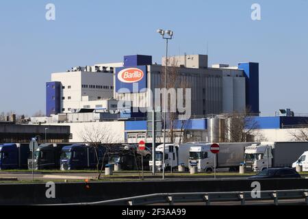 Parma, Italien, 28. Februar 2021 - Außenansicht der Barilla-Fabrik in Parma, berühmte Lebensmittelindustrie Stockfoto