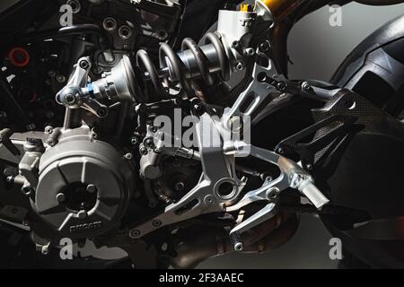 St.Petersburg, Russland - 3. April 2019: Ducati Speed Bike Fragment, Motor und Getriebe Details, Nahaufnahme Stockfoto