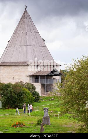 Staraya Ladoga, Russland - 6. September 2020: Gewöhnliche Menschen sind in der Nähe der Festung von Ladoga. Es wurde im 12th. Jahrhundert erbaut und 400 Jahre wieder aufgebaut Stockfoto