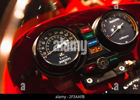 St.Petersburg, Russland - 9. April 2016: Ducati Sportbike Armaturenbrett mit analogem Tachometer, Tachometer, Kilometerzähler und Knöpfen Stockfoto