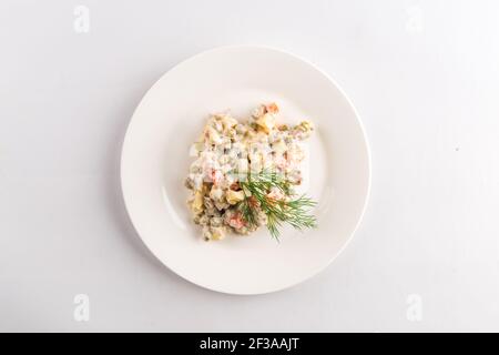 Isolierter russischer nationaler olivier-Salat auf Weiß Stockfoto