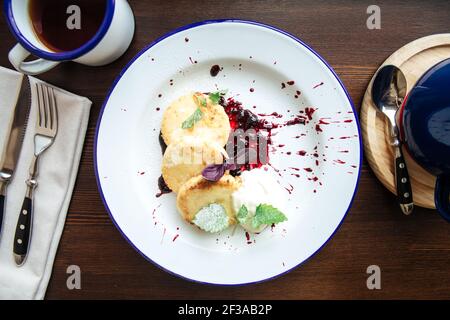 Blick von oben auf die russischen Hüttenkäse Pfannkuchen Syrniki Stockfoto