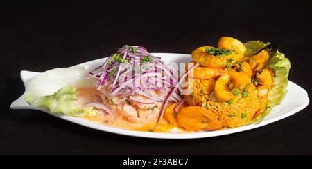 Peruanische traditionelle Küche. Ceviche und Meeresfrüchte mit Reis. Ceviche y Arroz con mariscos Stockfoto