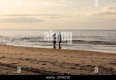 Stegna, Polen - 4. September 2020: Romantischer Spaziergang eines verliebten Paares am Strand in Stegna, Pommern. Polen Stockfoto