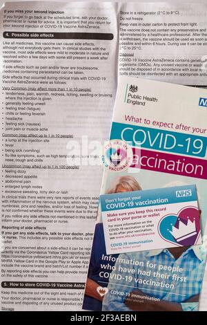 Was Sie nach Ihrem Covid-19 Impfhinweis erwarten können NHS mit AstraZeneca-Impfstoffinformationsblatt mit einer Auflistung möglicher Nebenwirkungen Stockfoto