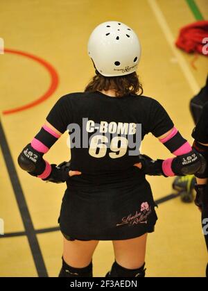 ROLLERDERBY. DIE LONDON ROLLER GIRLS TRAINING, DAS TEAM ENGLAND, DIE COMPEAT IN DER ERSTEN WM IN KANADA BILDEN. 22/11/2011 BILD DAVID ASHDOWN Stockfoto