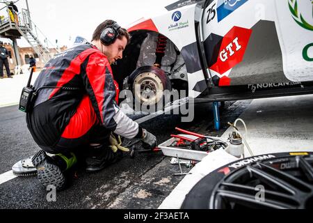 25 MEHDI BENNANI, (MAROKKO), SLR VW MOTORSPORT,VOLKSWAGEN GOLF GTI TCR, Mechaniker bei der Arbeit in der Boxengasse während des FIA WTCR World Touring Car Race 2019 in Marokko in Marrakesch, vom 5. Bis 7. April - Foto Florent Gooden / DPPI Stockfoto