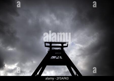 Herne Wanne, Deutschland. März 2021, 16th. Dunkle Wolken ziehen über den verwinkelten Turm der ehemaligen Pluto-Kolonie. In den kommenden Tagen wird das Wetter in Nordrhein-Westfalen wechselhaft sein. Aber dichte Wolken ziehen hinein. Regen fällt an Orten, Schnee in den Bergen. Quelle: Federico Gambarini/dpa/Alamy Live News Stockfoto