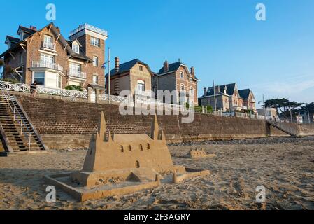 Sandburg am Strand von Pléneuf-Val-André, Côtes d'Armor, Britanny, Frankreich Stockfoto