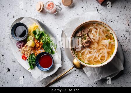 Vietnamesische traditionelle Suppe Pho bo mit Belag Stockfoto