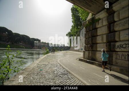 Läufer, Lungo Tevere, Insel Isola Tiberina, Rom, Italien, Europa Stockfoto