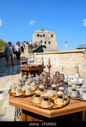 Ausstellung von Souvenirs an der berühmten Stari Most (alte Brücke) in Mostar, Bosnien und Herzegowina. Stockfoto