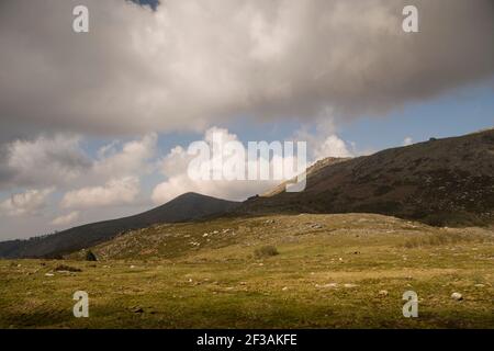 Berglandschaft aus Hochland und Wiesen mit Kontrast zu Schatten Der Wolken Stockfoto