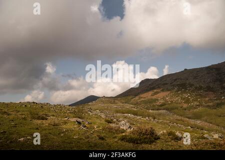 Berglandschaft aus Hochland und Wiesen mit Kontrast zu Schatten Der Wolken Stockfoto