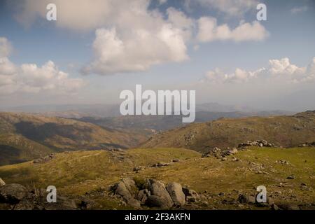 Berglandschaft aus Hochland und Wiesen mit Kontrast zu Schatten Der Wolken Stockfoto